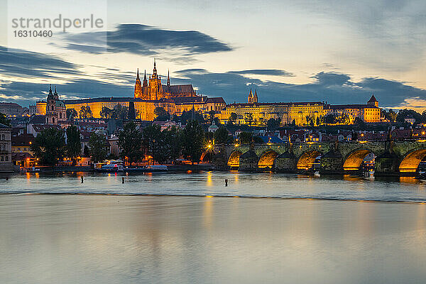 Tschechische Republik  Prag  Burg Hradschin und Veitsdom mit Moldau und Karlsbrücke bei Sonnenuntergang