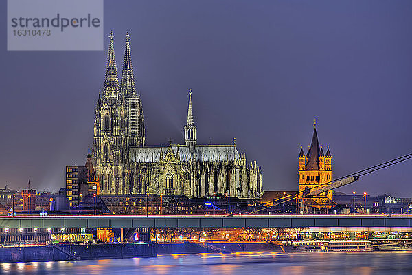 Deutschland  Nordrhein-Westfalen  Köln  Blick auf den beleuchteten Kölner Dom bei Nacht