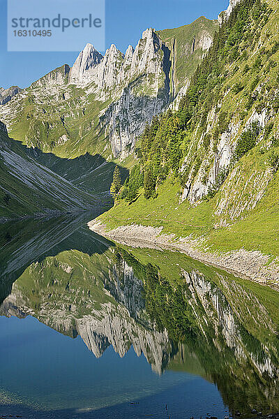 Schweiz  Appenzell  Alpstein  Fällensee mit Spiegelung von Hundstein