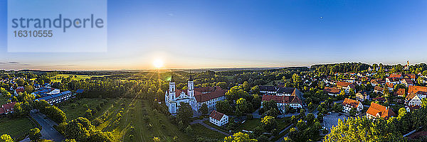 Kloster Irsee gegen den Himmel bei Sonnenaufgang  Augsburg  Deutschland