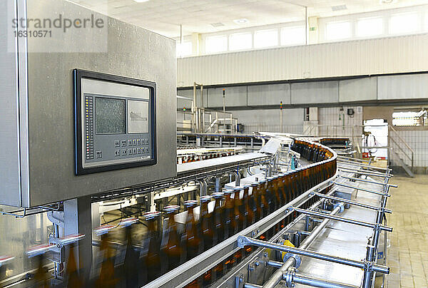Deutschland  Bierflaschen auf einem Fließband in einer Abfüllanlage einer Brauerei