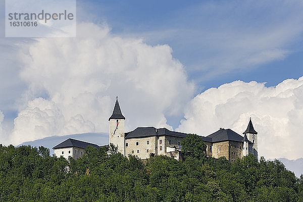 Österreich  Kärnten  Gurktal  Blick auf Schloss Strassburg