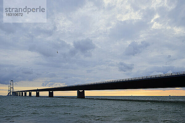 Dänemark  Korsor  Brücke über den Großen Belt in der Abenddämmerung