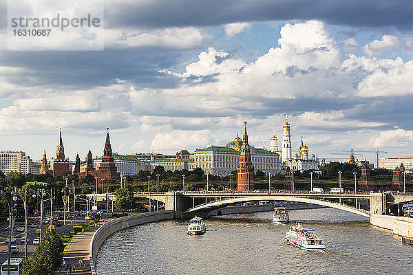 Russland  Moskau  Fluss Moskwa und Kremlmauer mit Türmen