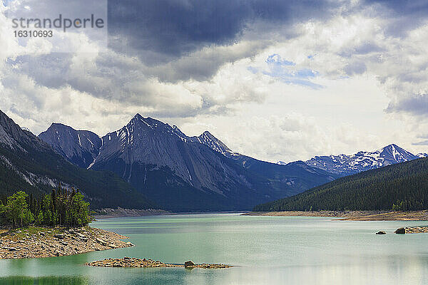 Kanada  Alberta  Jasper National Park  Maligne Mountain  Maligne Lake  Medicine Lake
