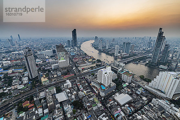 Thailand  Bangkok  Luftaufnahme der Hauptstadt im Zentrum bei Sonnenuntergang