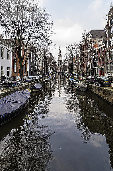 Niederlande  Holland  Amsterdam  Gracht  Häuser und Zuiderkerk im Hintergrund