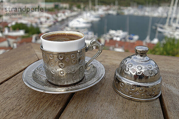 Türkei  Provinz Mugla  Marmaris  Türkischer Kaffee in traditioneller Silbertasse