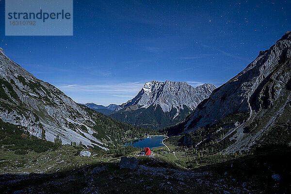 Zelt im Bergtal in der Abenddämmerung mit Seebensee im Hintergrund