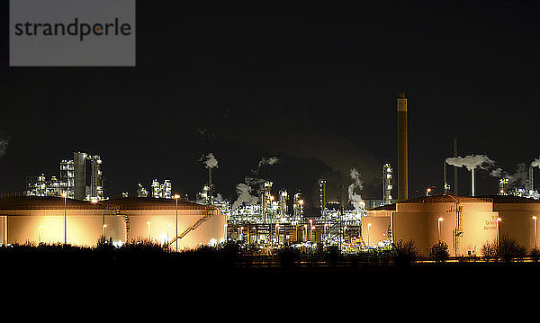 Deutschland  Chemische Industrieanlage  Raffinerie bei Nacht