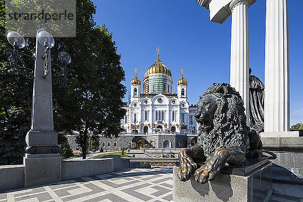 Russland  Moskau  Christ-Erlöser-Kathedrale und Löwenskulptur