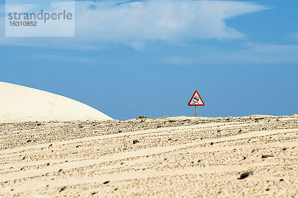 Spanien  Fuerteventura  Corralejo  Parque Natural de Corralejo  Straßenschild an der Sanddüne