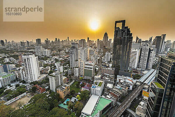 Thailand  Bangkok  Luftaufnahme der Hauptstadt im Zentrum bei Sonnenuntergang