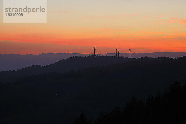 Deutschland  Baden-Württemberg  bei Freiburg  Breisgau  Windkraftanlagen auf dem Rosskopf  im Hintergrund die Vogesen