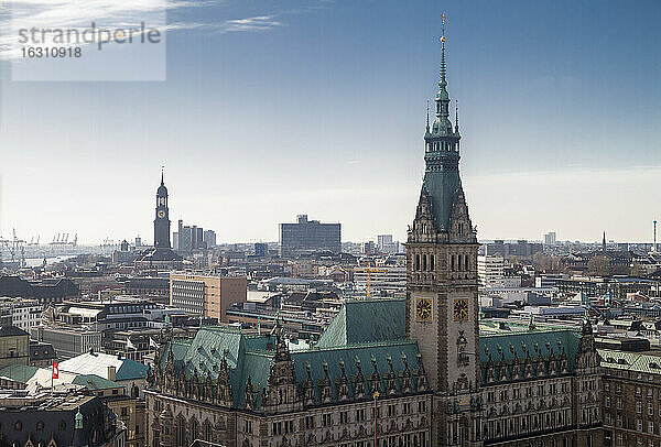 Deutschland  Hamburg  Stadtbild von St. Petri Kirche mit Rathaus