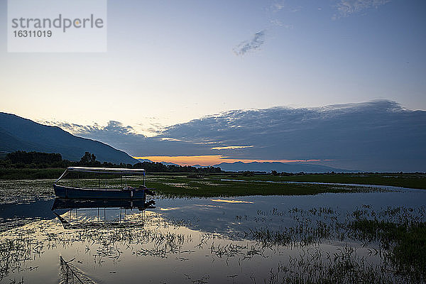 Leeres Boot auf dem Kerkini-See in der Morgendämmerung  Mazedonien  Griechenland