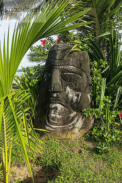 Frankreich  Wallis und Futuna  Steinskulptur eines großen menschlichen Kopfes