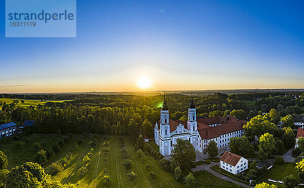 Kloster Irsee vor blauem Himmel bei Sonnenaufgang  Augsburg  Deutschland