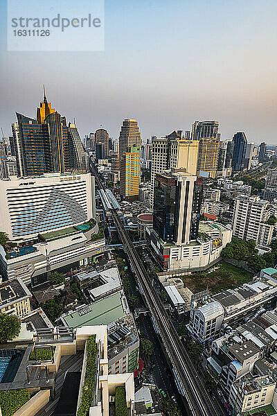Thailand  Bangkok  Luftaufnahme einer Hochbahnstrecke  die sich über die Innenstadt erstreckt
