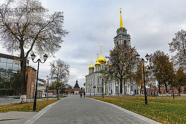 Russland  Oblast Tula  Tula  Fußweg durch den öffentlichen Park vor der Allerheiligen-Kathedrale