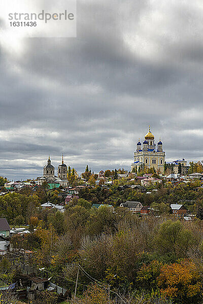 Russland  Gebiet Lipezk  Jelez  Bewölkter Himmel über der Kathedrale von Jelez und den umliegenden Häusern