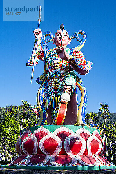 Taiwan  Bezirk Nantou  Große bunte Statue an einem buddhistischen Tempel in der Sun Moon Lake National Scenic Area