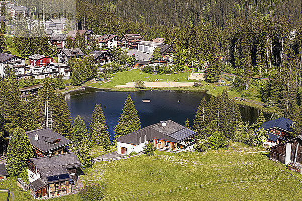 Schweiz  Kanton Graubünden  Arosa  Stadthäuser am Untersee im Sommer