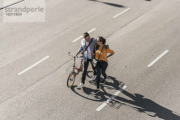 Junges Paar mit Fahrrad auf der Straße in der Stadt