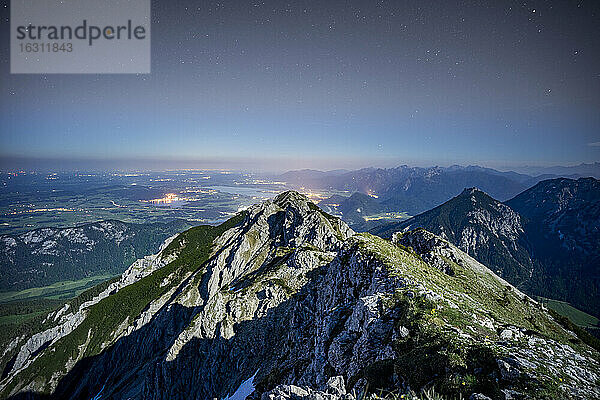 Österreich   Tirol  Gipfel des Brentenjochs in der Abenddämmerung