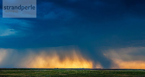 USA  South Dakota  Sonne durchbricht Sturmwolken und Regen bei Sonnenuntergang