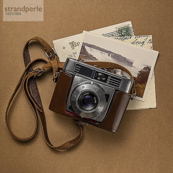 Retro-Amateur-35mm-Kamera mit Postkarten und Briefen