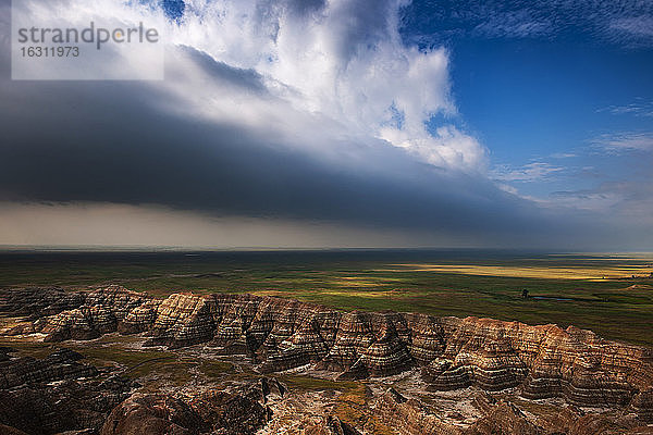 USA  South Dakota  Badlands-Nationalpark  Badlands mit aufziehenden Sturmwolken