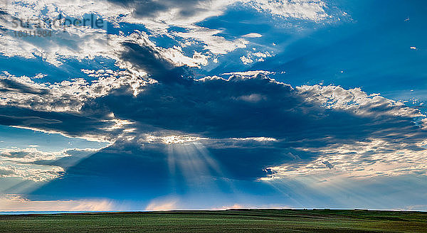 USA  South Dakota  Aufklarung der Sturmwolken bei Sonnenuntergang über der Prärie