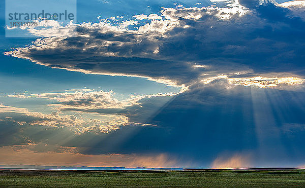 USA  South Dakota  Sturmwolken bei Sonnenuntergang über der Prärie