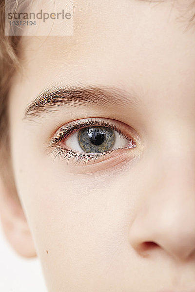 Nahaufnahme des Gesichts des Jungen (8-9) mit blauen Augen