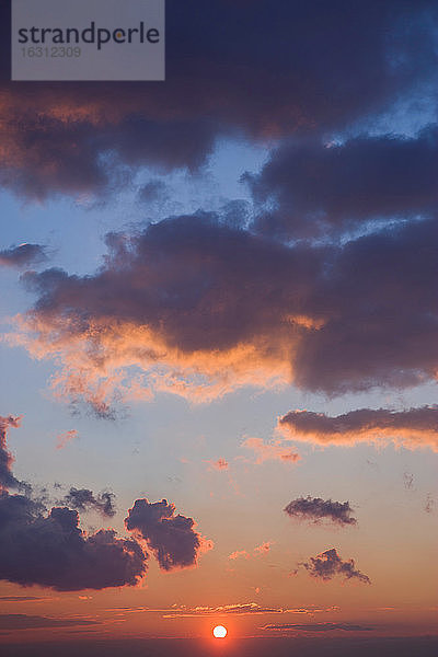 Sonnenuntergangshimmel mit Wolken