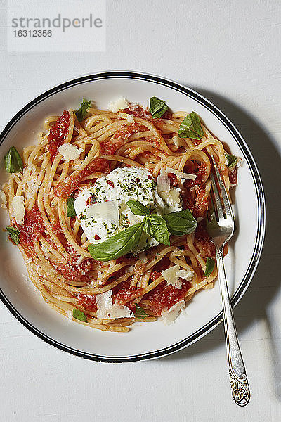 Spaghetti mit Tomatensauce auf Teller