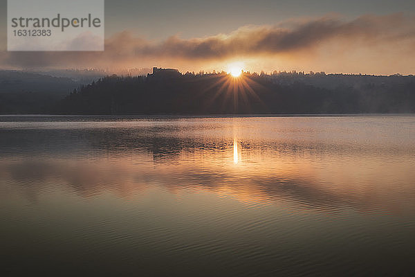 Polen  Kleinpolen  Czorsztyn  Alte Burgruine am Czorsztyn-See im Pieniny-Nationalpark bei Sonnenuntergang