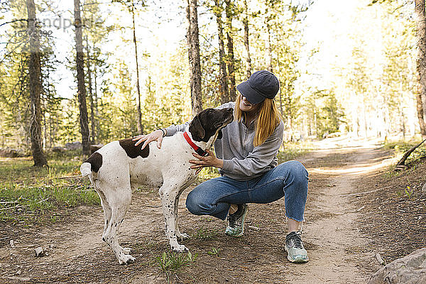 Frau mit ihrem Hund im Uinta-Wasatch-Cache National Forest