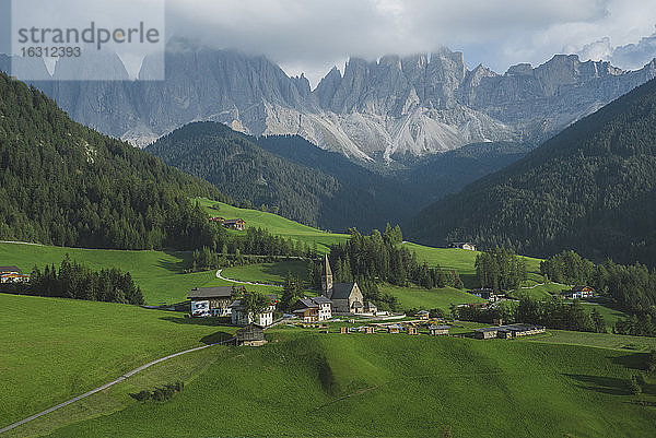 Italien  Südtirol  Funes  Santa Magdalena  Landschaft mit Dorf im Tal