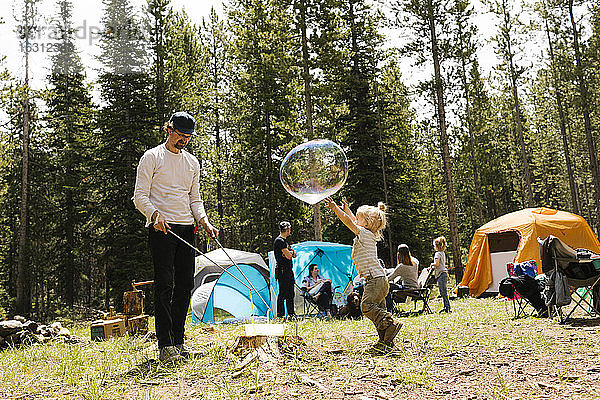 Mädchen (6-7) spielt große Seifenblase auf dem Campingplatz  Wasatch-Cache National Forest