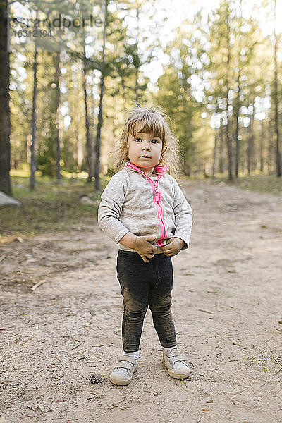 Porträt eines Mädchens (2-3) auf einem Fussweg im Wald  Wasatch Cache National Forest