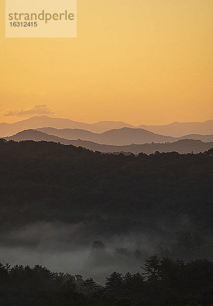 USA  Georgia  Oranger Himmel über den Blue Ridge Mountains bei Sonnenaufgang