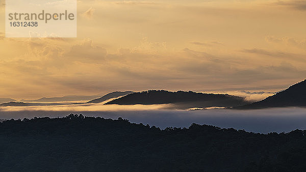 USA  Georgia  Nebel und Wolken über den Blue Ridge Mountains bei Sonnenaufgang