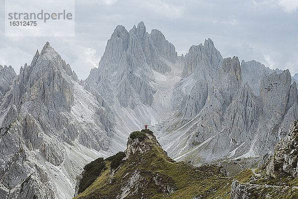 Italien  Südtirol  Belluno  Sextner Dolomiten  Cadini di Misurina  Kahle Berge bei bewölktem Himmel