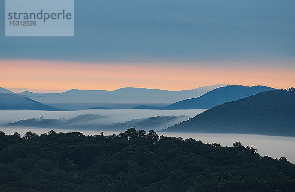 USA  Georgia  Nebel über Wald und Blue Ridge Mountains bei Sonnenaufgang