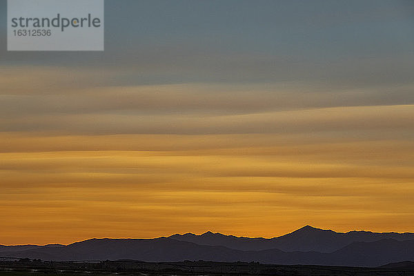USA  Idaho  Sun Valley  Dramatischer Himmel über den Bergen bei Sonnenaufgang