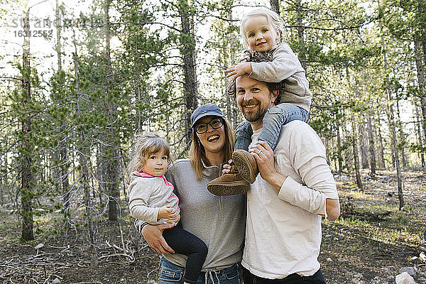 Porträt von glücklichen Eltern mit kleinen Töchtern (2-3) im Uinta-Wasatch-Cache National Forest