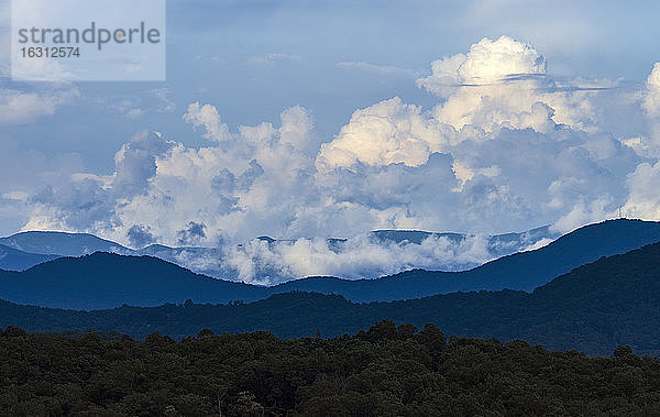 USA  Georgia  Weiße Kumuluswolken über den Blue Ridge Mountains