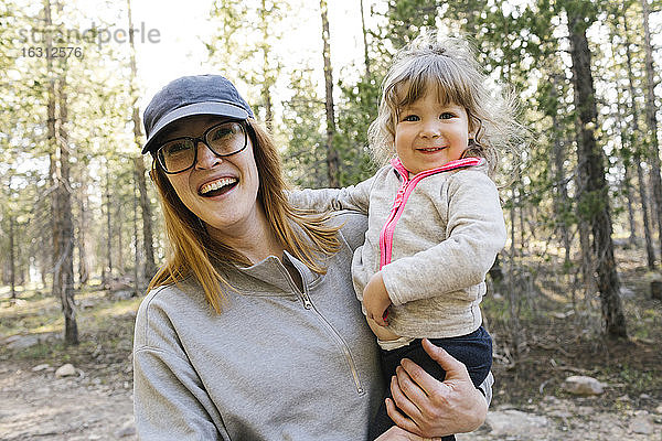 Porträt einer glücklichen Mutter mit kleiner Tochter (2-3) im Uinta-Wasatch-Cache National Forest